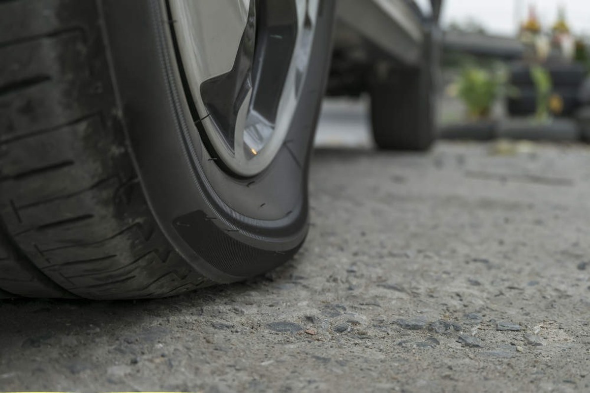 Bơm lốp xe ít hơn áp suất đề xuất có thể gây ra nhiều nguy hiểm khi lái xe