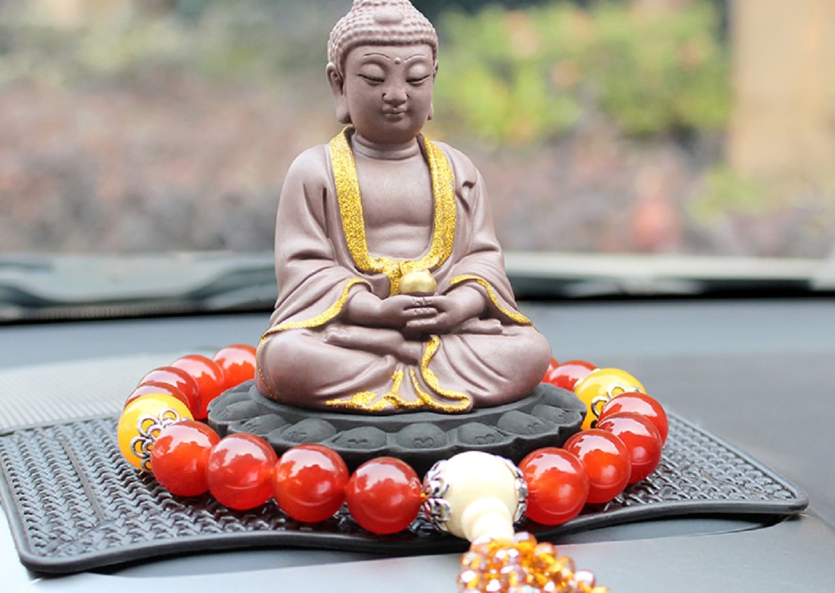 Tượng Phật Dược Sư để trên xe ô tô