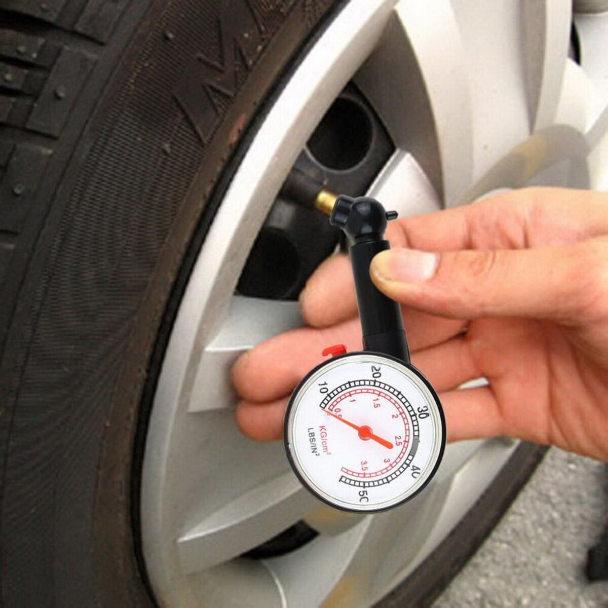 Kiểm tra áp suất của lốp xe ô tô để đảm bảo an toàn