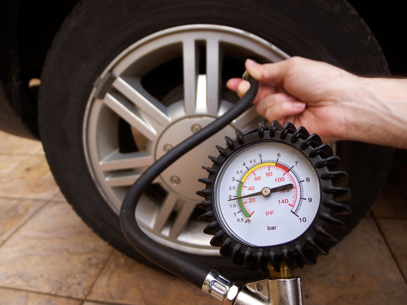 Kiểm tra áp suất lốp xe ô tô thường xuyên theo định kỳ