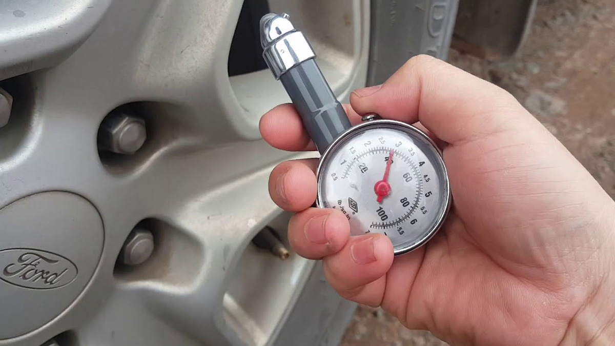 Tiến hành đo áp suất lốp xe