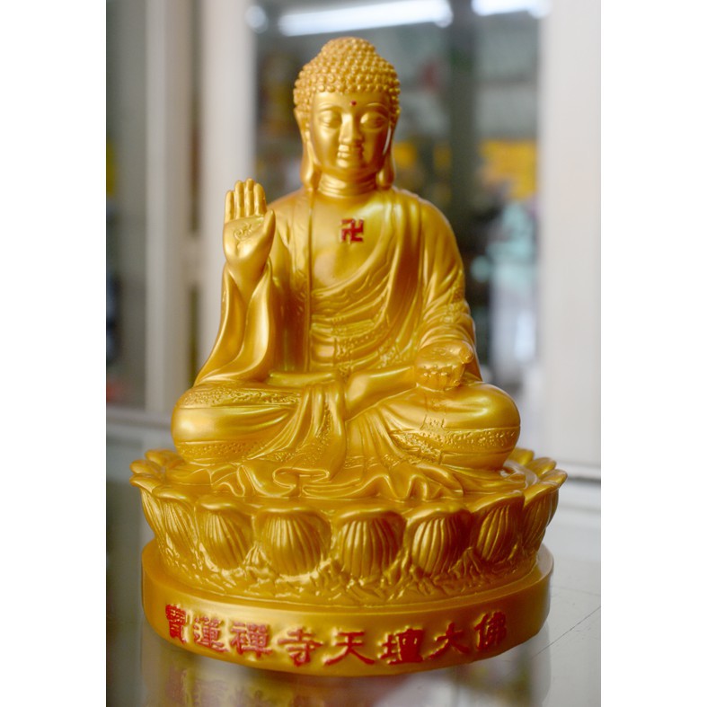 Tượng Phật A Di Đà để trên xe ô tô