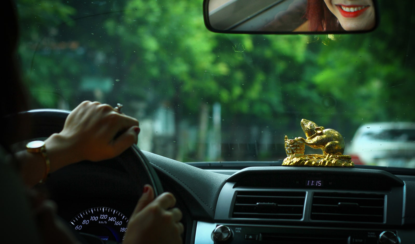 Tượng Phật để trên ô tô hợp mệnh thuỷ